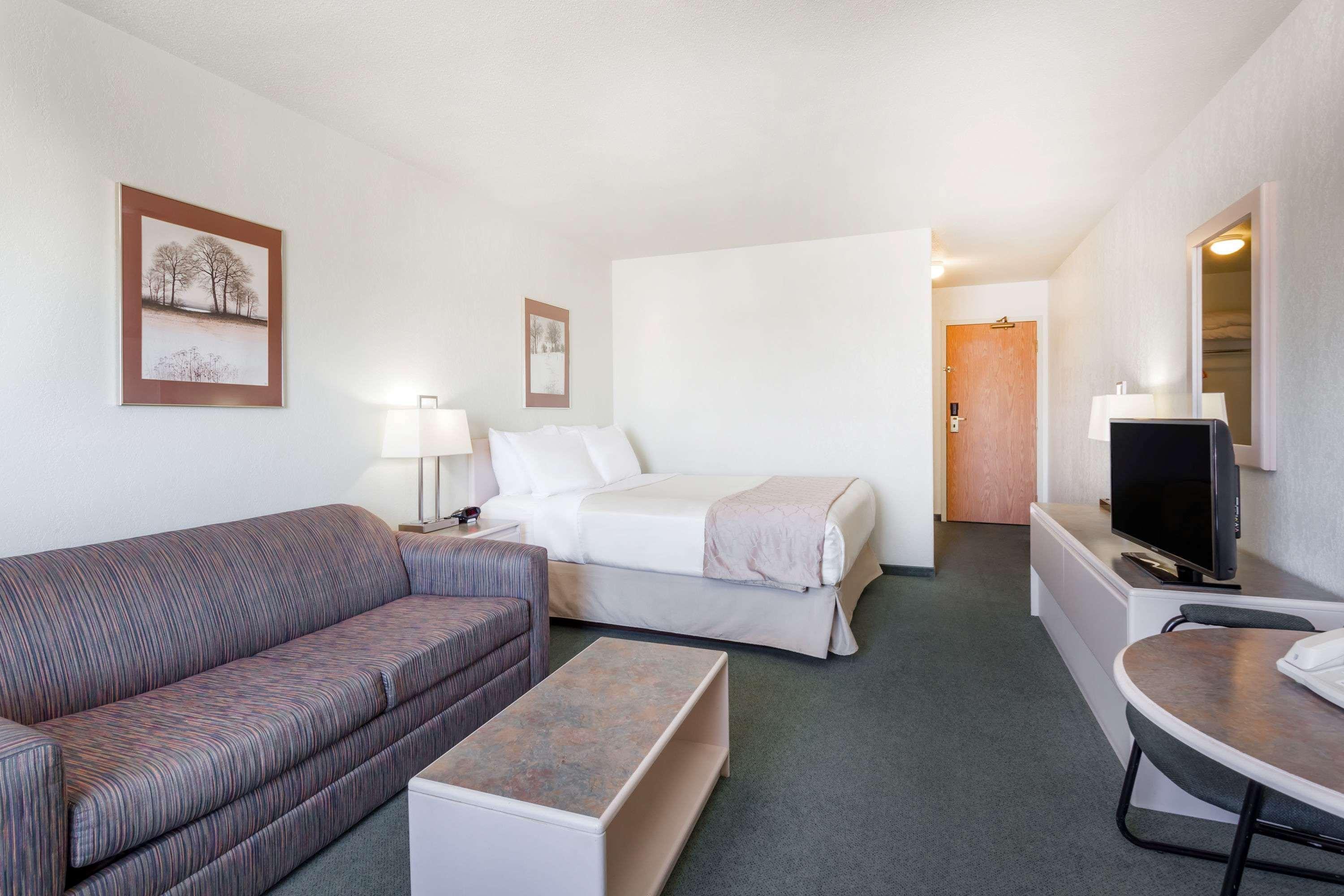 Hotel Super 8 By Wyndham Dauphin Exterior foto