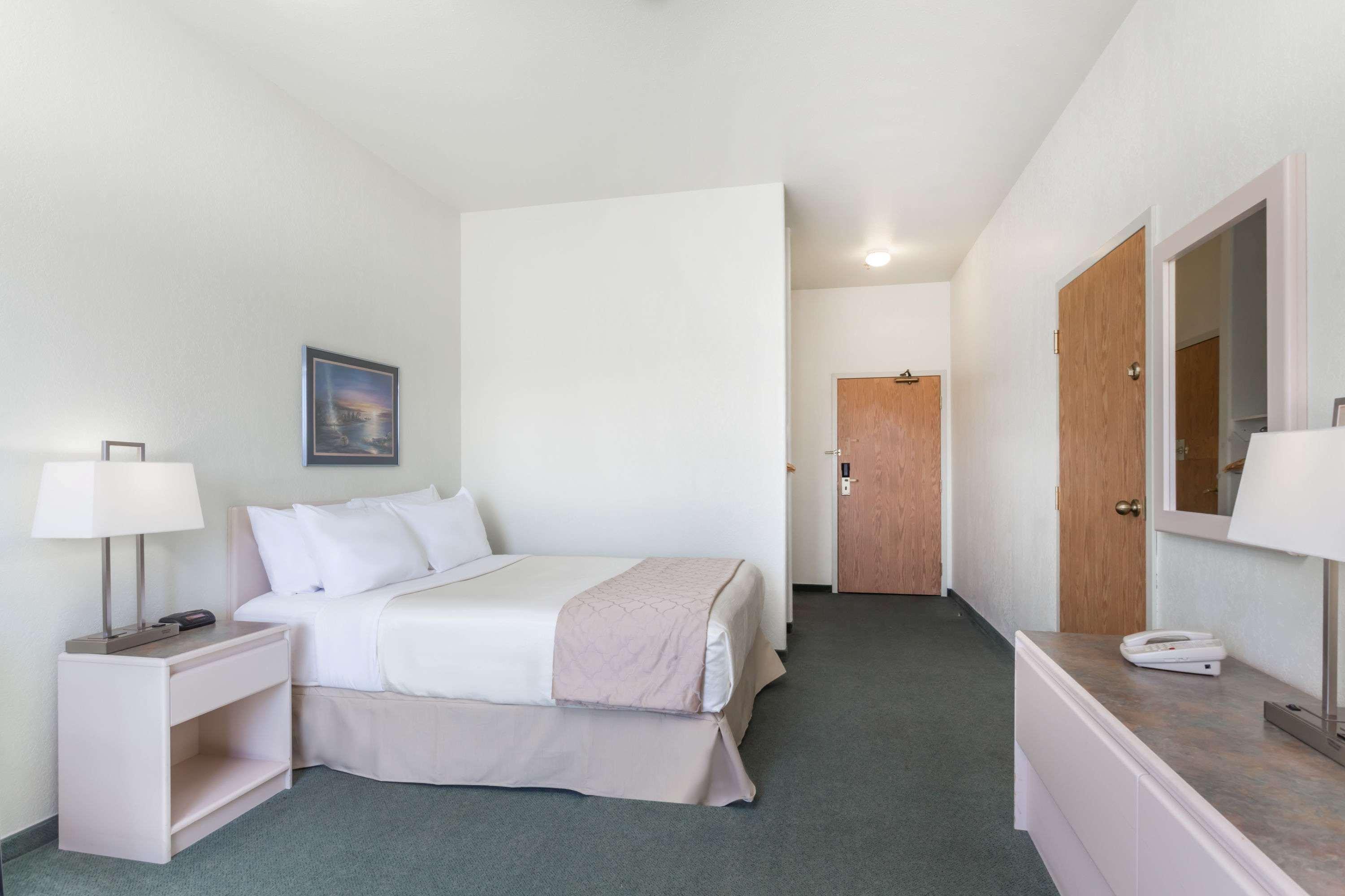 Hotel Super 8 By Wyndham Dauphin Exterior foto