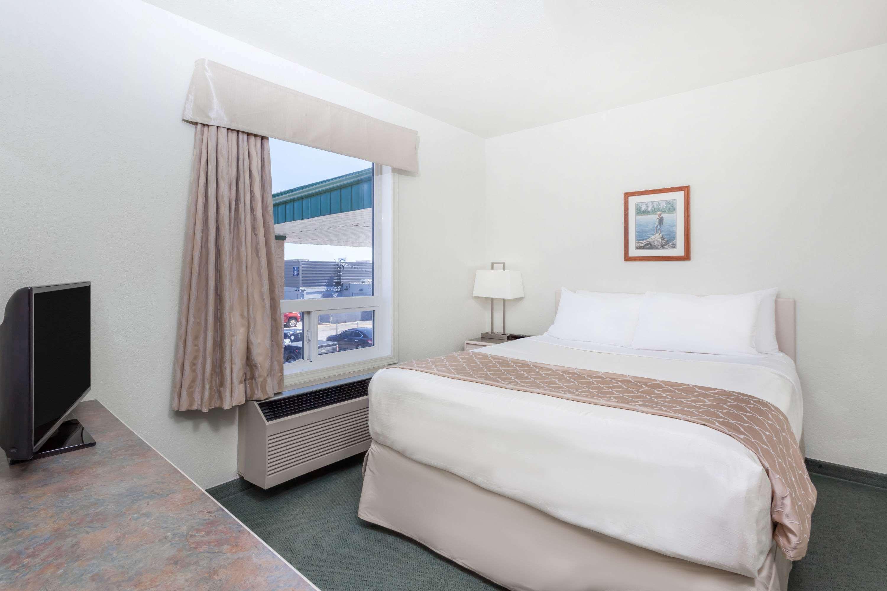 Hotel Super 8 By Wyndham Dauphin Exterior foto