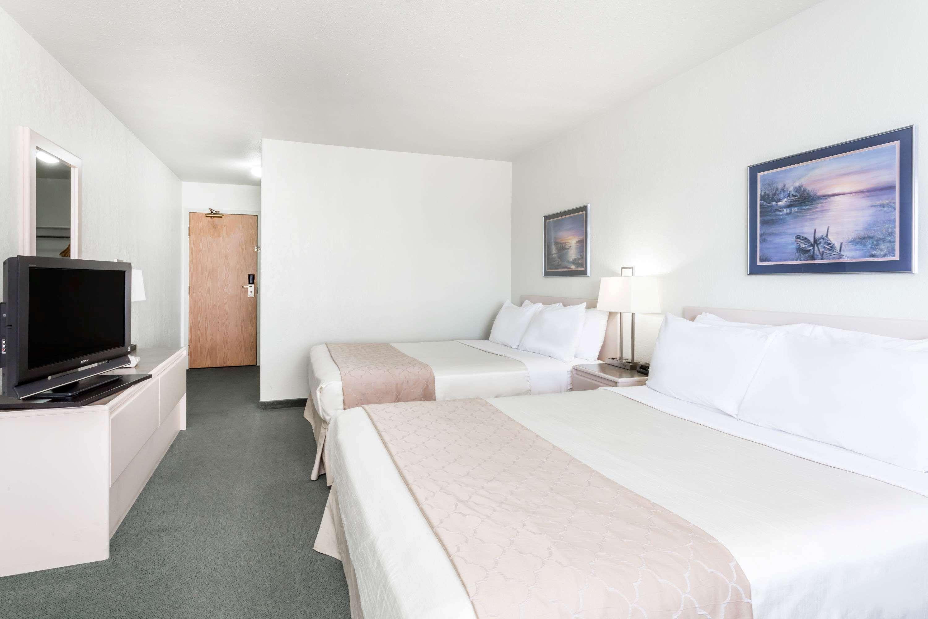 Hotel Super 8 By Wyndham Dauphin Exterior foto