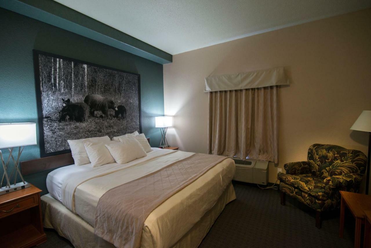 Hotel Super 8 By Wyndham Dauphin Exterior foto